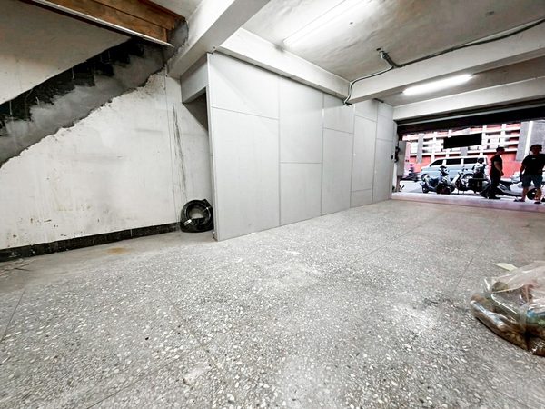 捷運板新5分【黃金店面】可營登★報稅洽★面馬路