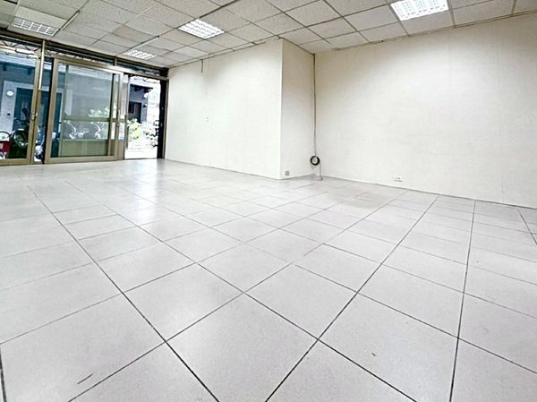 捷運三和國中5分【黃金店面】可營登★可招牌★２隔間