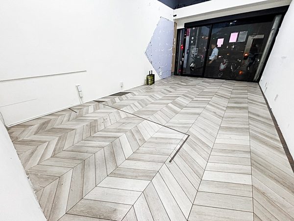 捷運三重國小5分【黃金店面】可營登★有人潮★面馬路