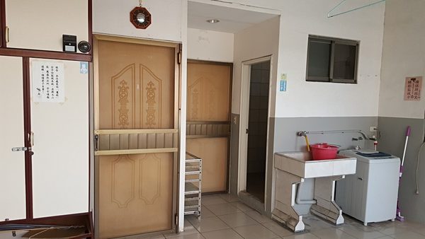 近捷運萬隆站，步行3分鐘至捷運及公車站，鬧中取靜，生活機能佳