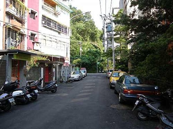 萬隆捷運附近交通便利，花市公園寧靜套房