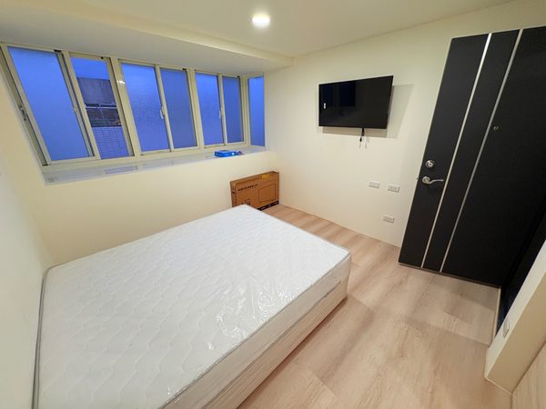 全新裝潢一卡皮箱入住近中和環球走路6分鐘