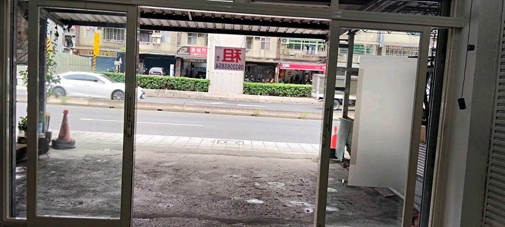 捷運秀朗橋3分【黃金店面】營登洽★可招牌★門口停車(第2張)