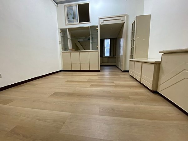 信義路光復南路口，交通便捷，電梯套房，高性價比